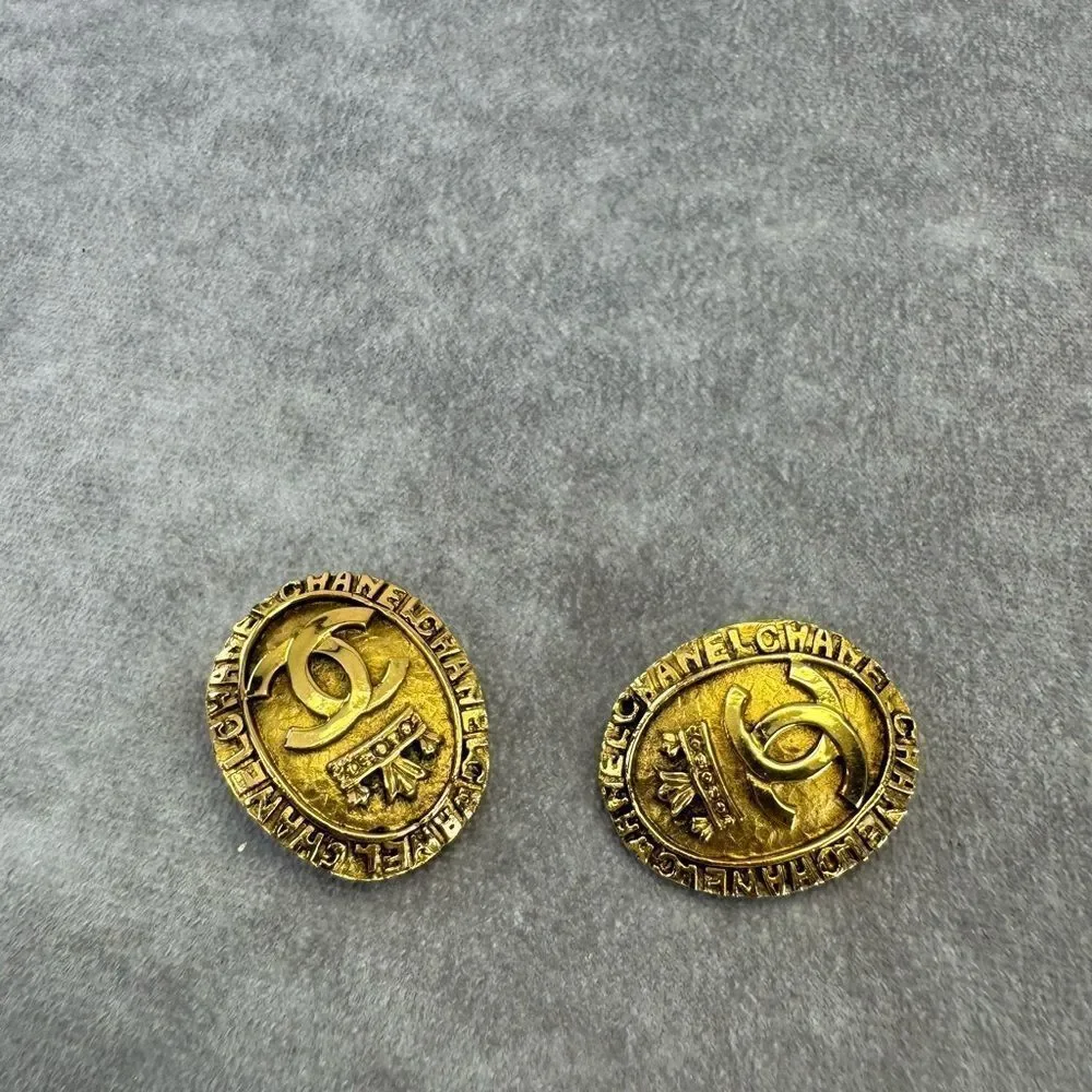 Chanel Vintage 1980s CC Crown Logo Ornate Oval Goldtone Clip-on Earrings - Picture 4 of 7